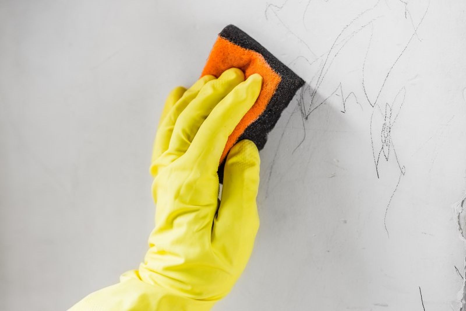 Pared blanca con manchas resistentes