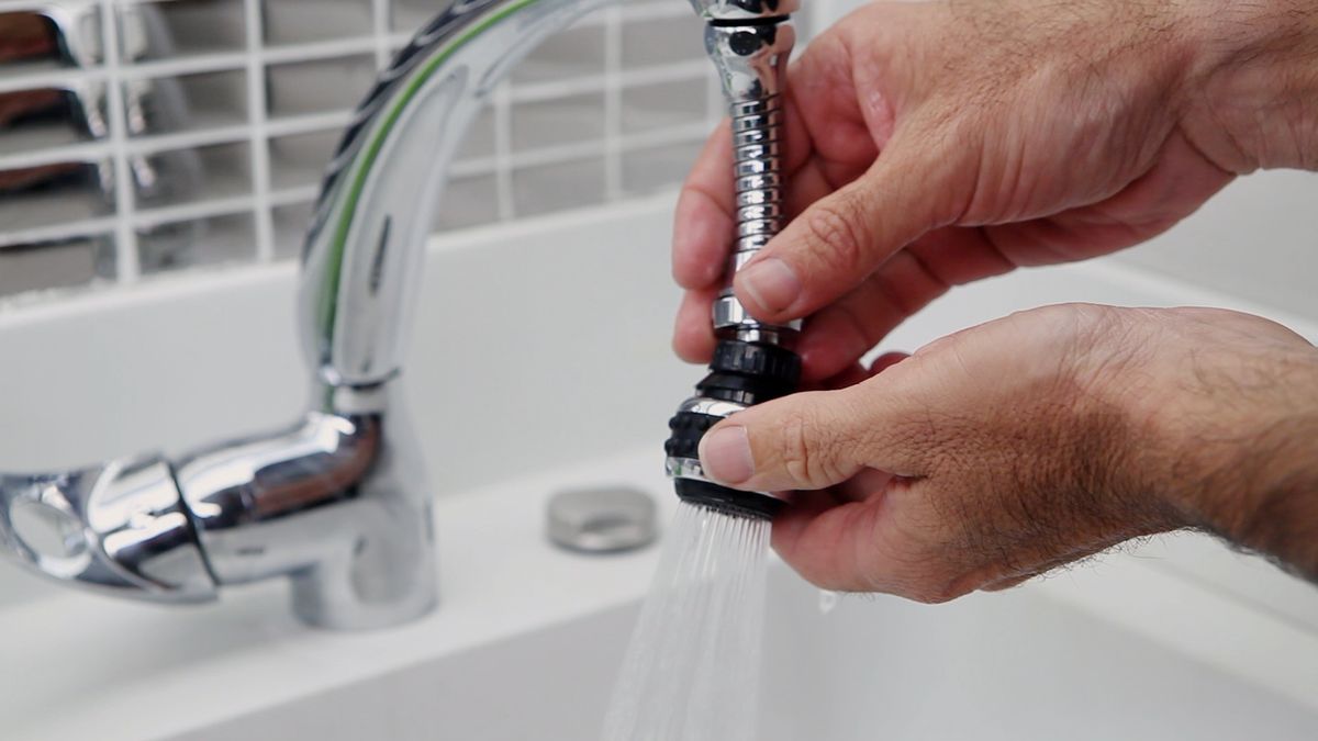 Colocar un aireador flexible para grifo de cocina paso 6