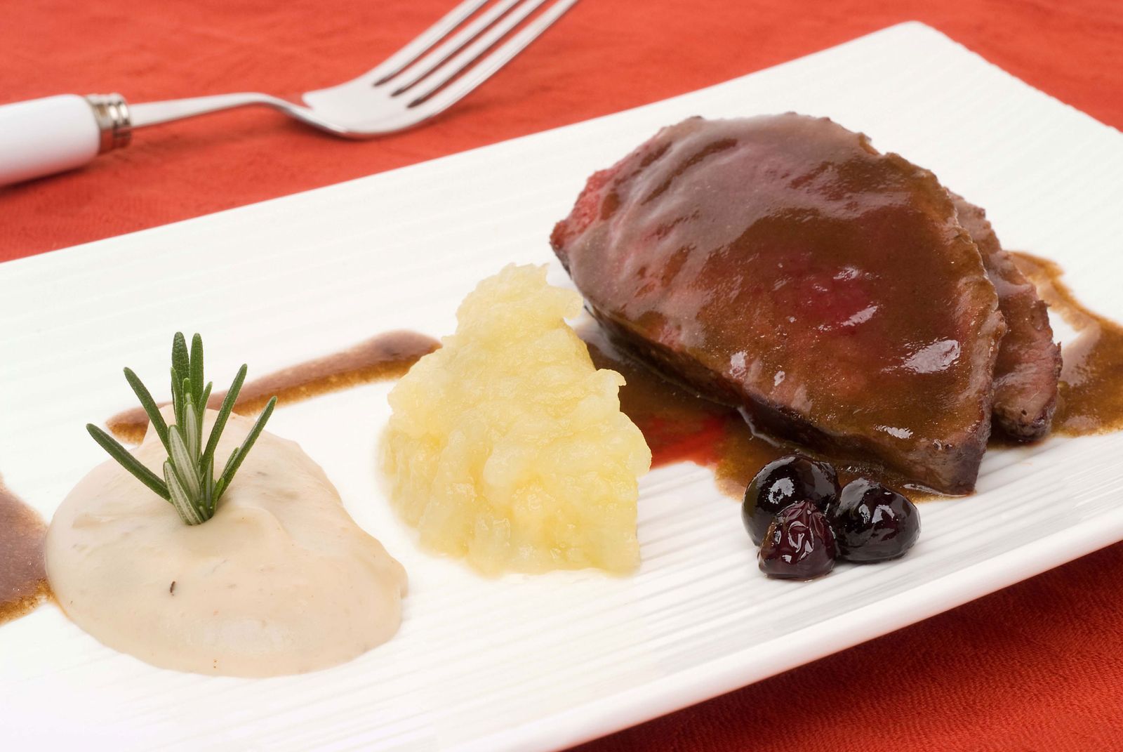 Lomo de ciervo con manzana y castañas