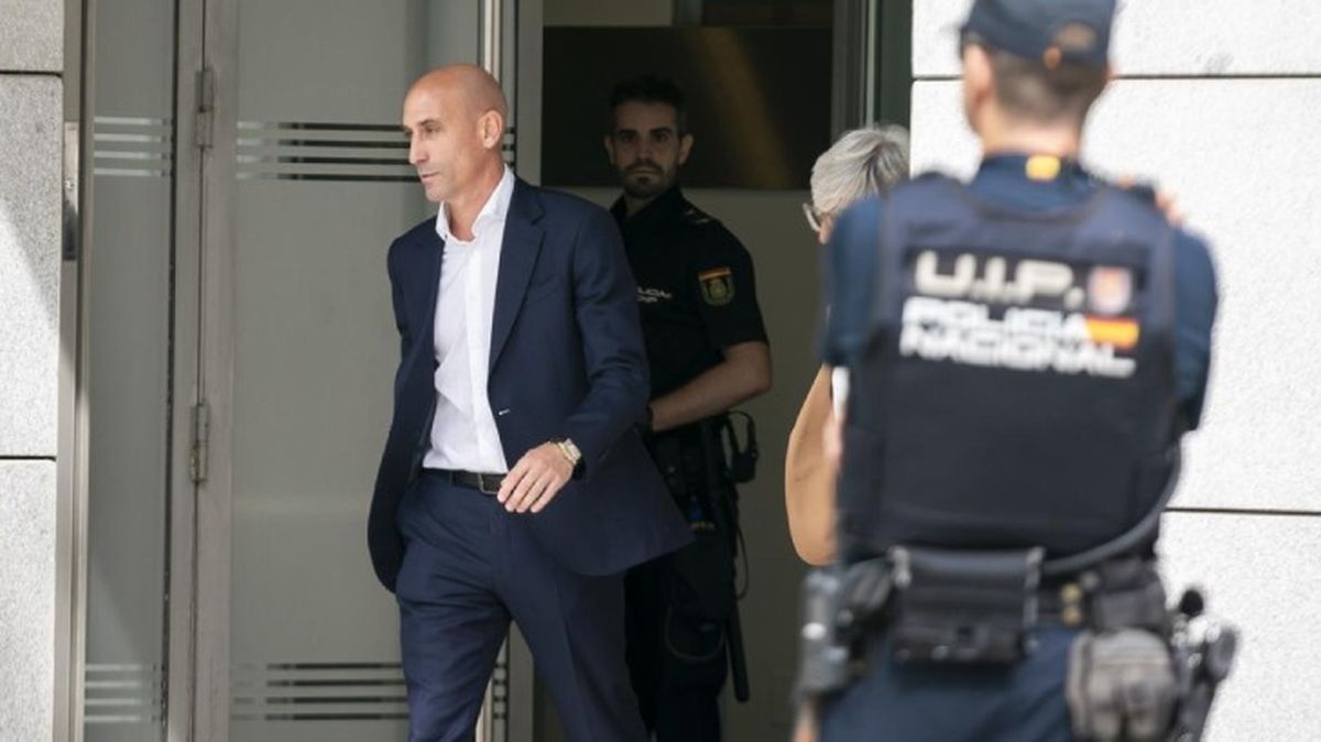 Luis Rubiales saliendo de la Audiencia Nacional tras declarar como investigado / EP