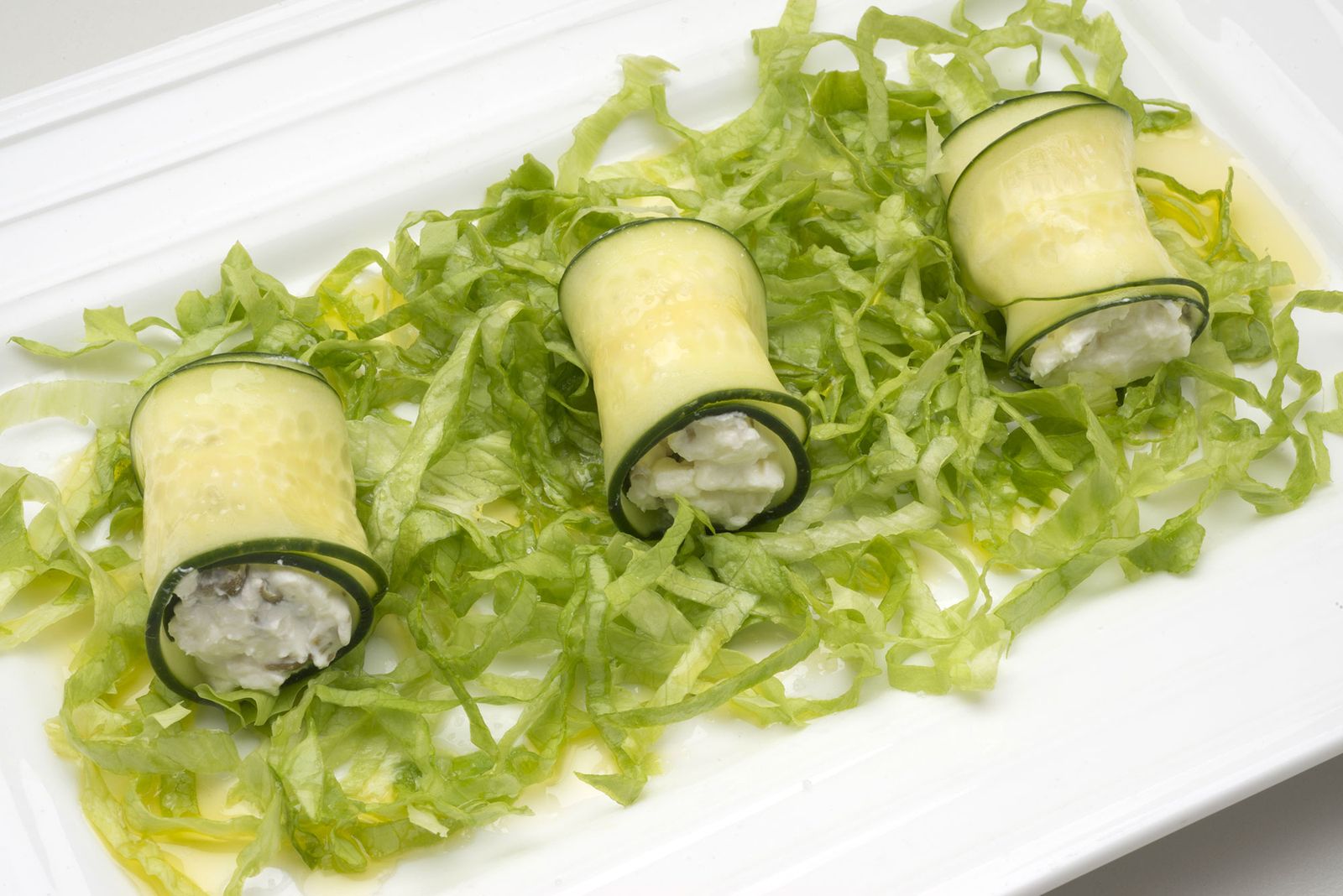 5938 2 Rollitos de pepino, queso y alcaparras xl