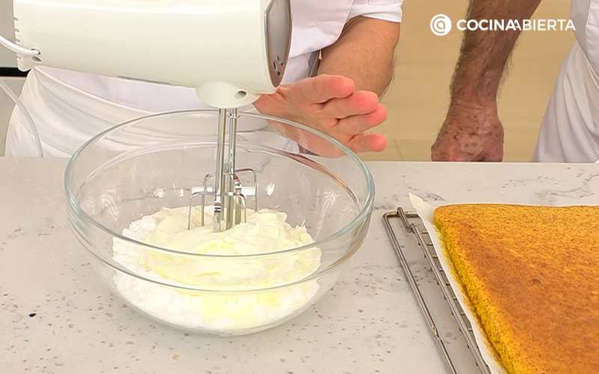 Bate la nata con el azúcar glas y la crema de queso