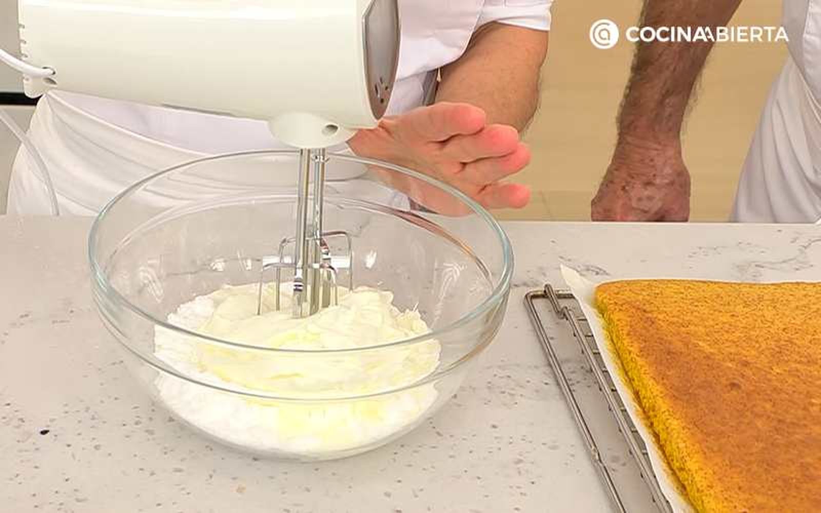 Bate la nata con el azúcar glas y la crema de queso