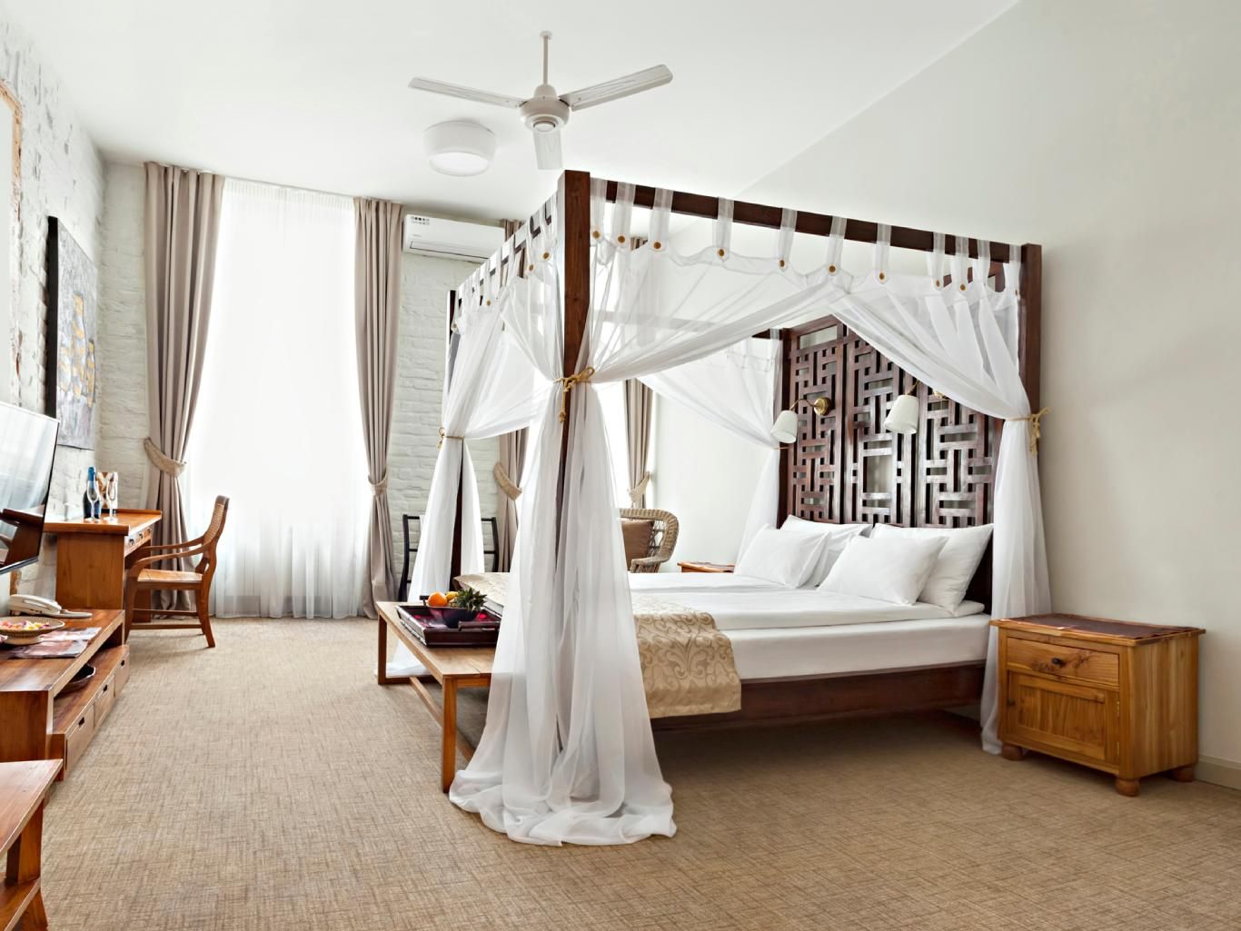 Dormitorio con cama con dosel.