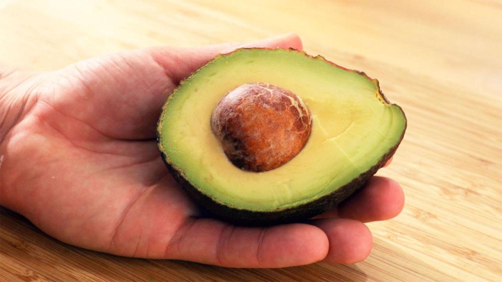 Cómo pelar y cortar un aguacate