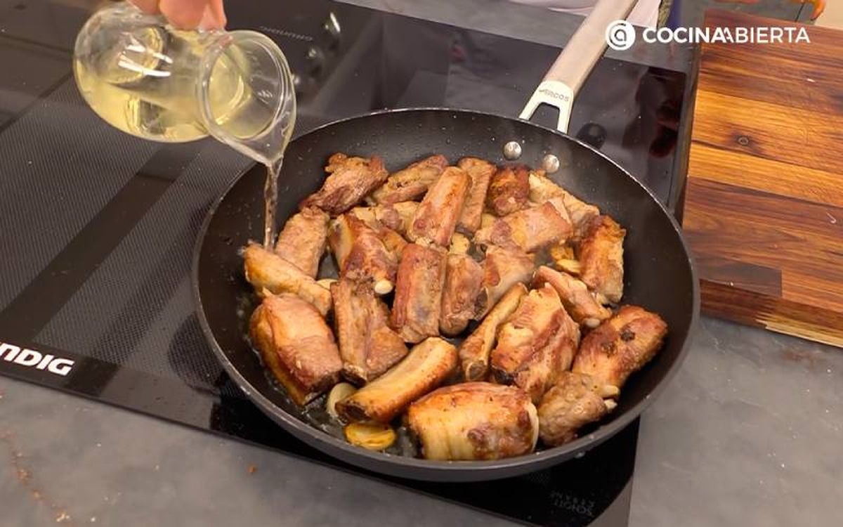 Cocina costillas con txakoli hasta evaporar