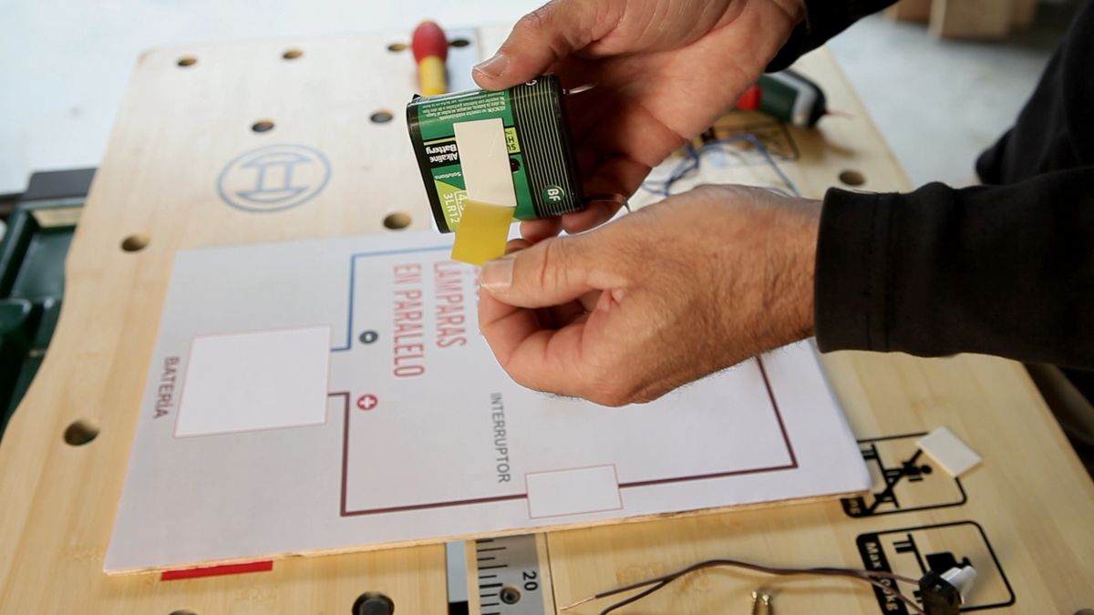 Circuito eléctrico en paralelo paso 1