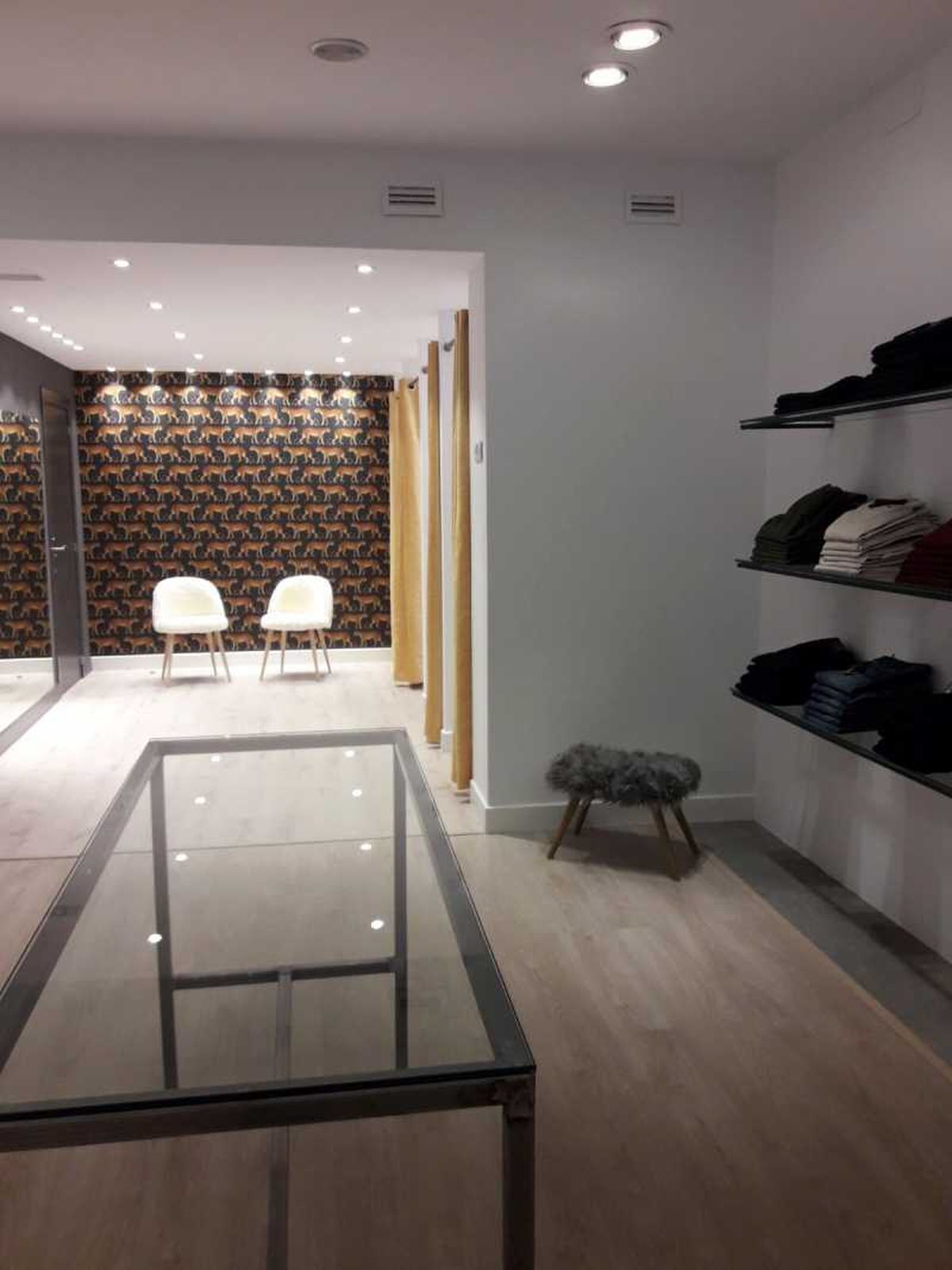 Set con papel de leopardo y sillas mullidas.