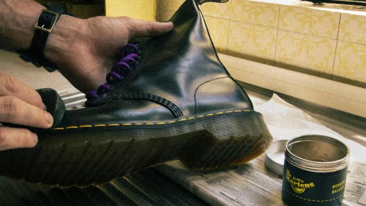 Aplicar Wonder Balsam a las botas Dr.Martens para ablandarlas.