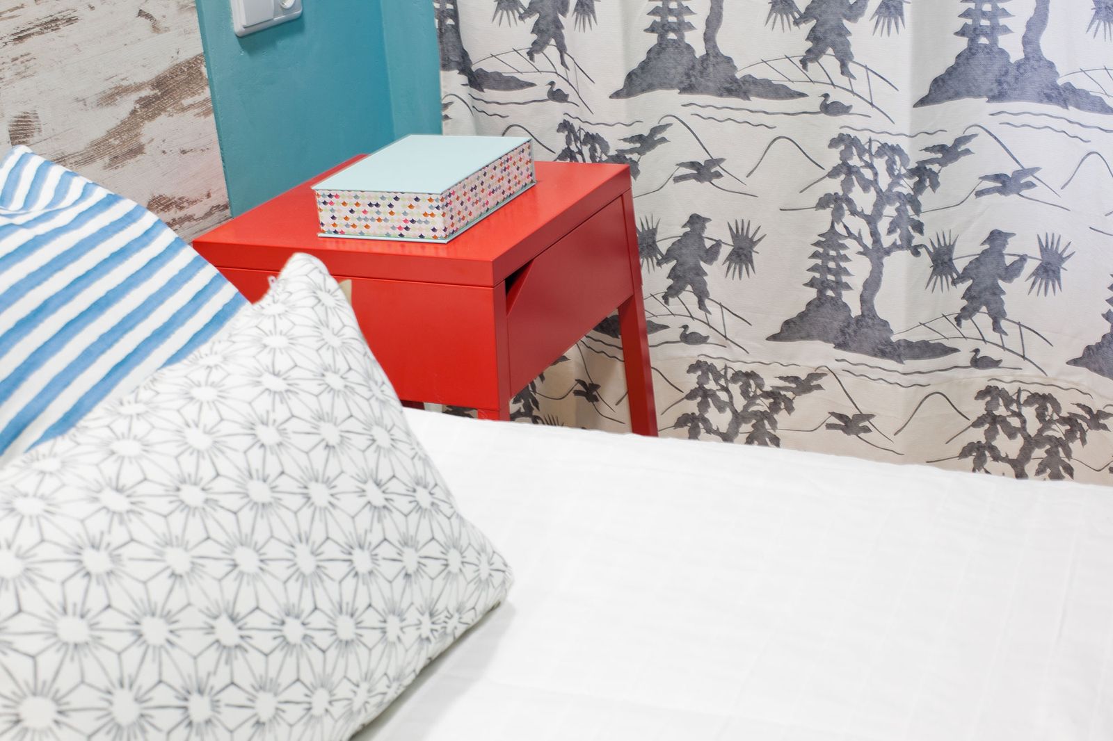 consejos evitar desorden dormitorio mesilla