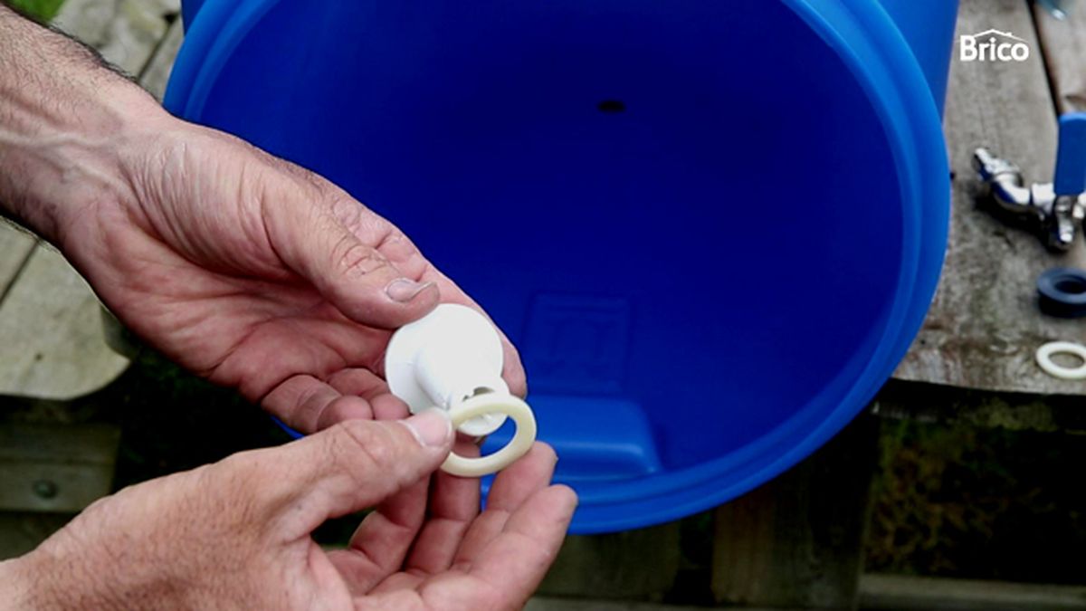 Bricomania 837 como poner grifo a un bidon paso 4