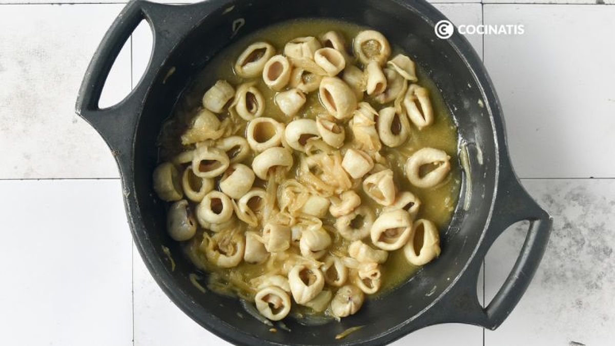 Añadimos el caldo de pescado a los calamares