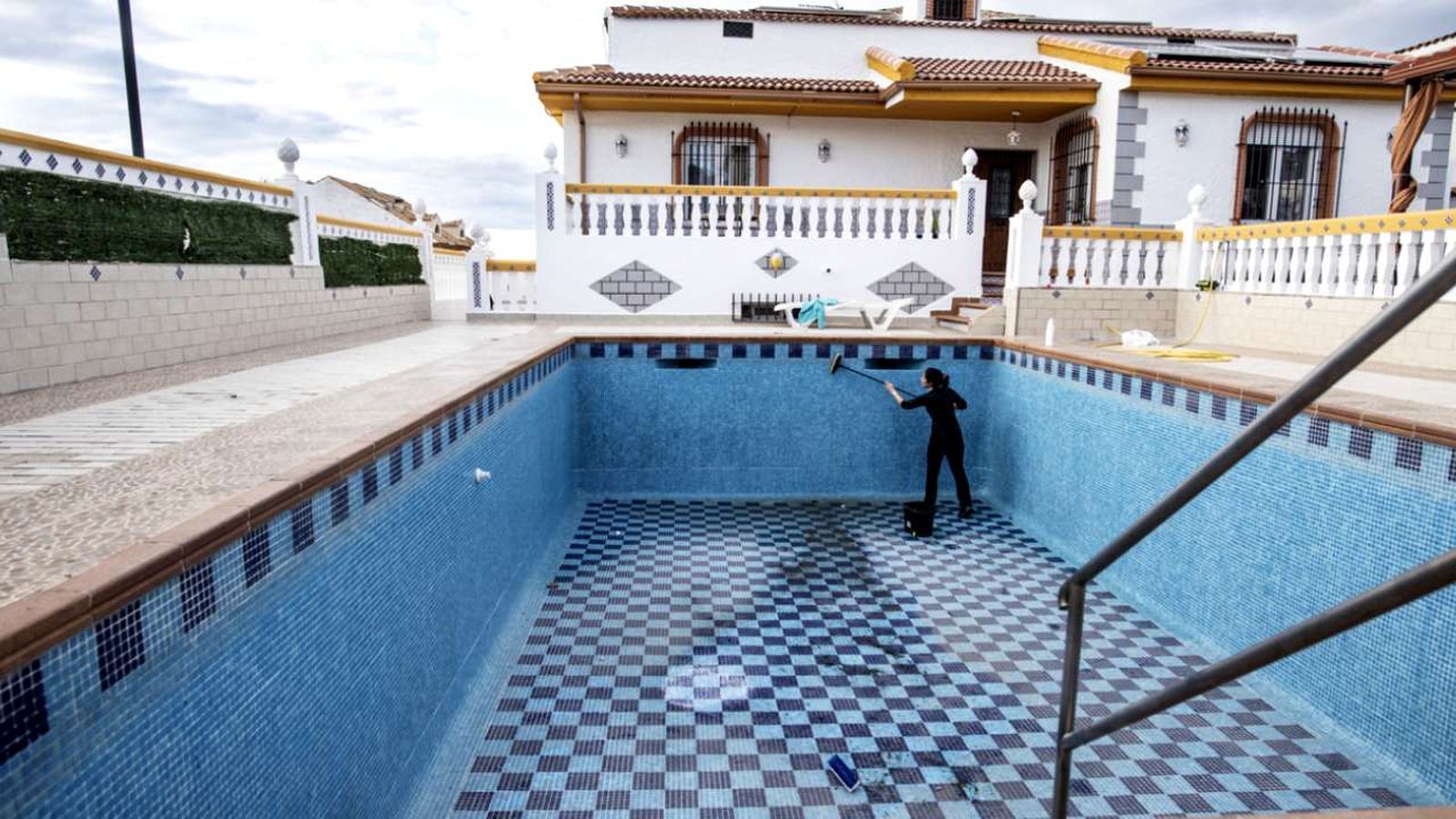 como limpiar una piscina vacia xl