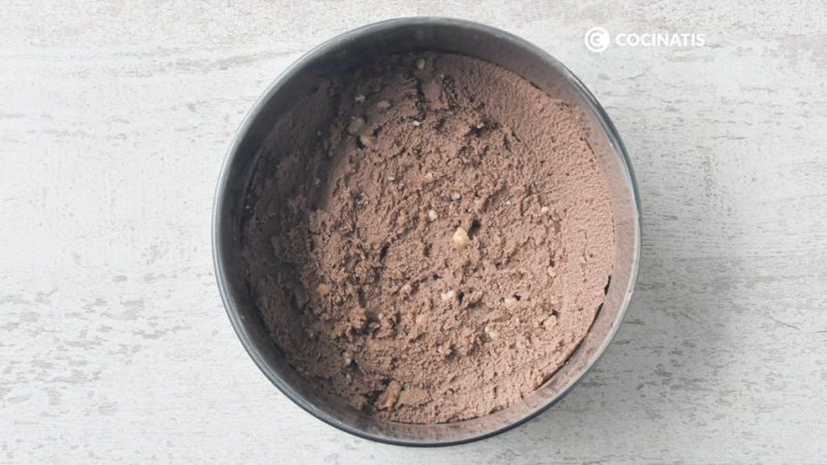 Preparamos en el molde la base de galletas y chocolate