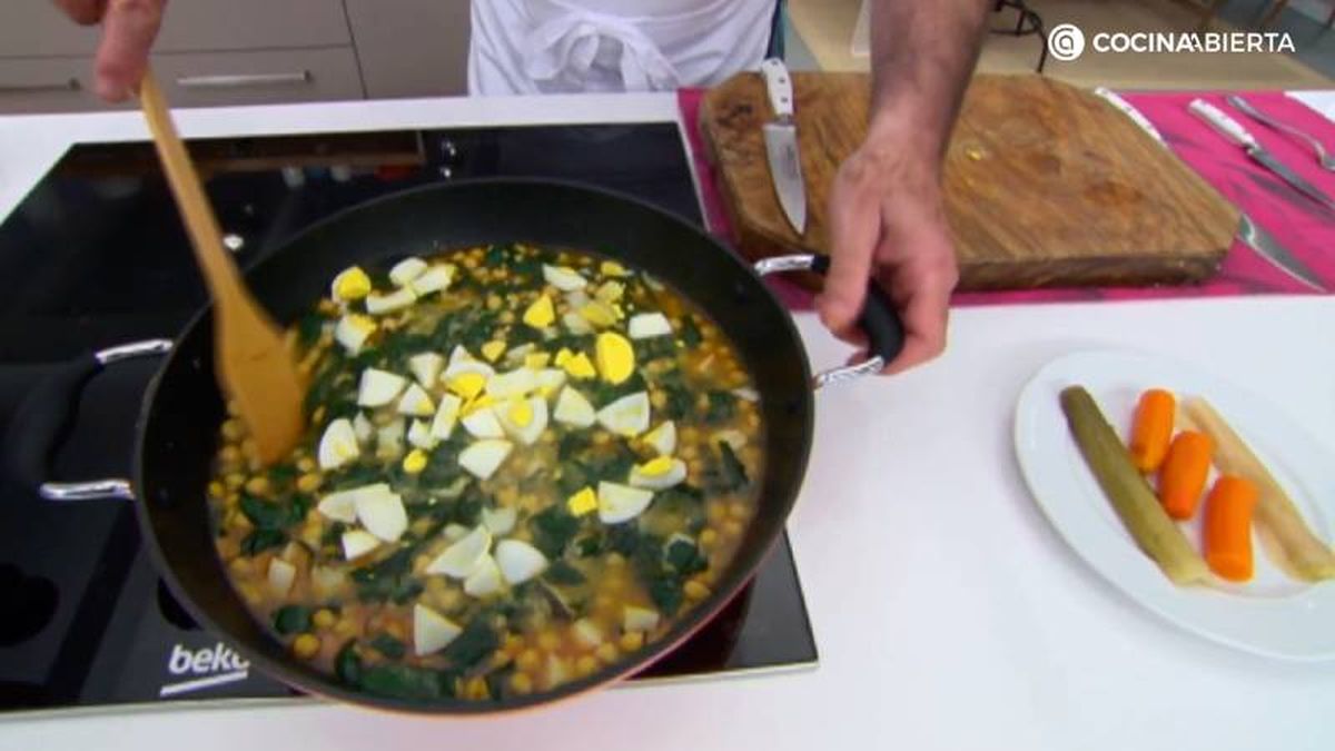 Cocinar garbanzos con bacalao, espinacas y huevo duro