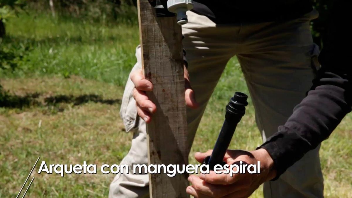 Cómo instalar una arqueta con manguera espiral en el jardín paso 2