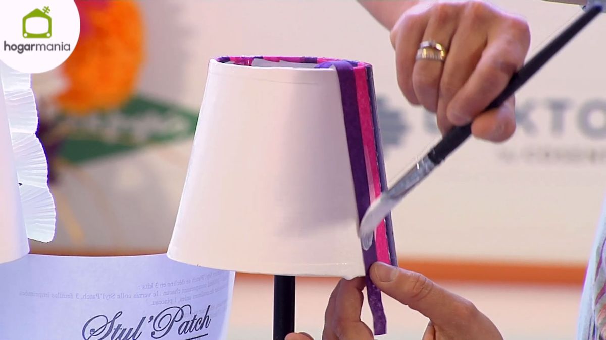 Aplicar cola blanca sobre una tira de tela para la tulipa de una lámpara.