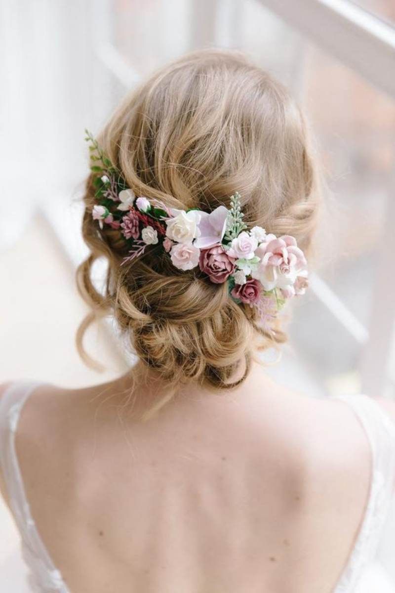 Puedes añadir accesorios florales naturales o artificiales a tu recogido romántico