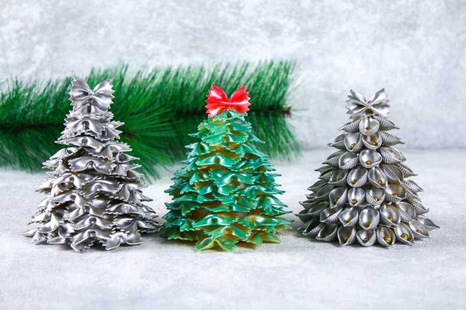 Árboles de Navidad de macarrones de diferentes pastas y colores.