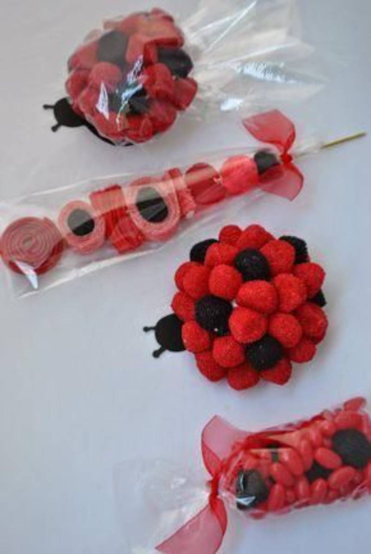 Mariquita gigante hecha con moras de gominola.