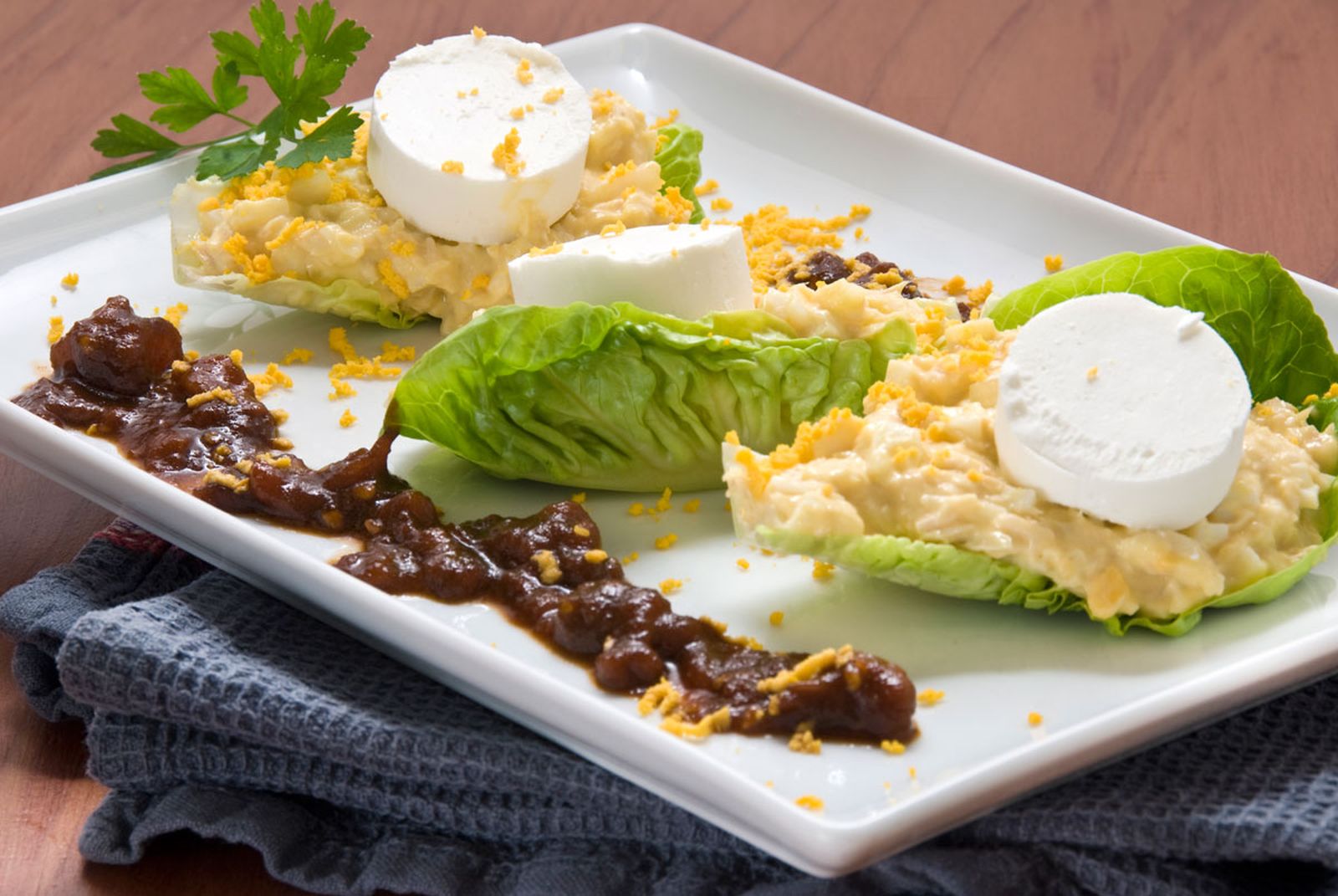 368B   Cogollos rellenos sobre tomate confitado xl