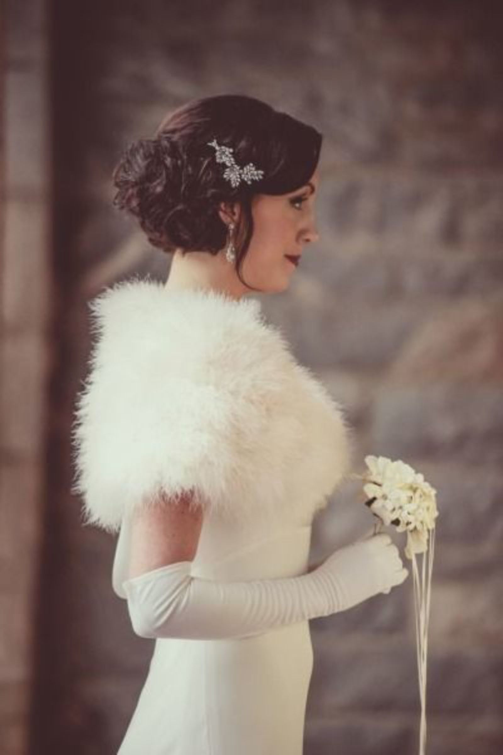 Los guantes largos ayudan a cubrir los brazo de las novias de invierno