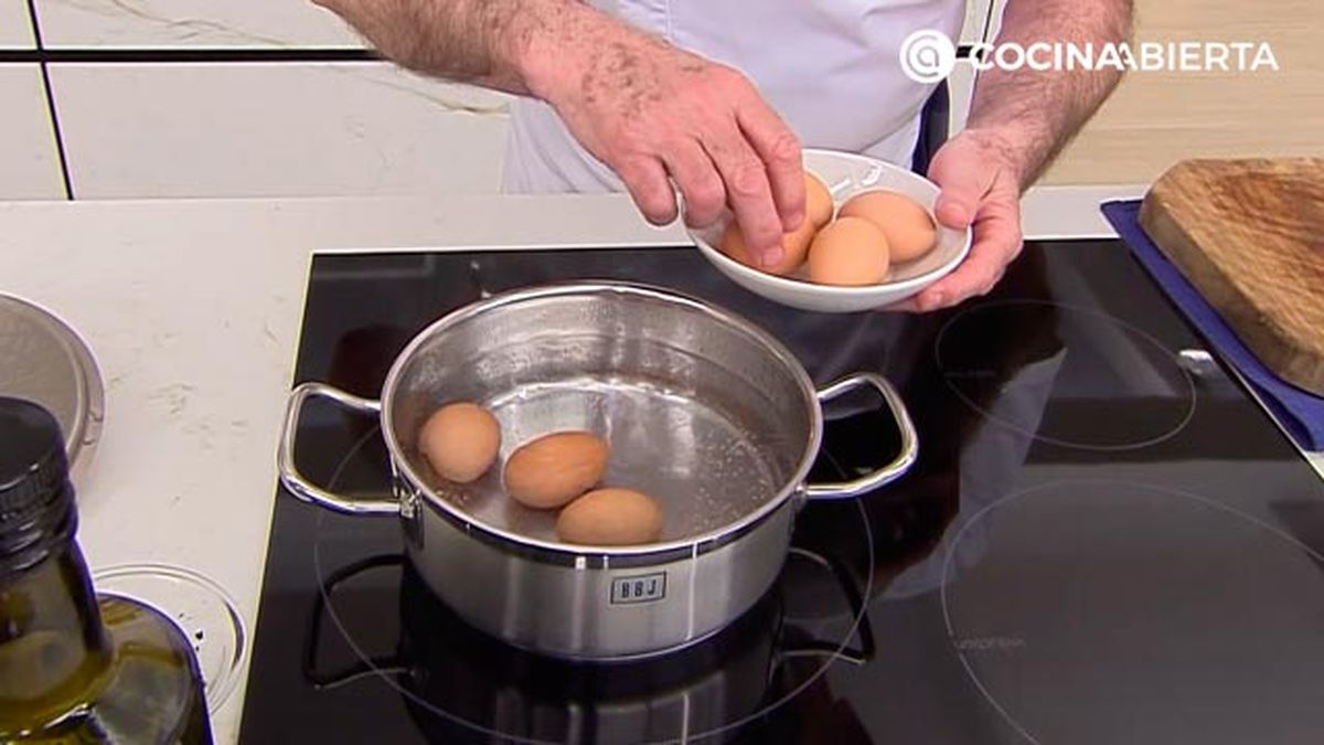 huevos rellenos de jamon y bechamel receta karlos arguinano karl67530321 paso1