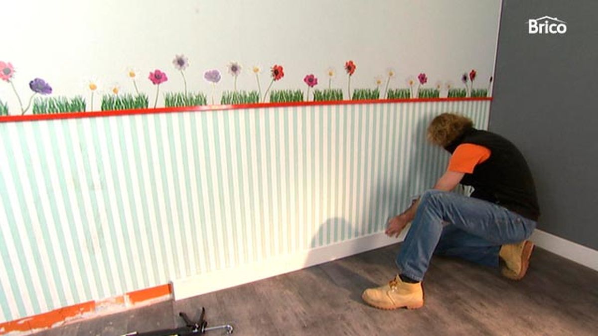 Empapelar la pared paso 12