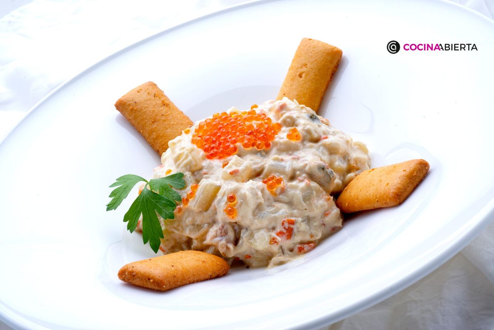 Ensaladilla de buey de mar con encurtidos y huevas de trucha