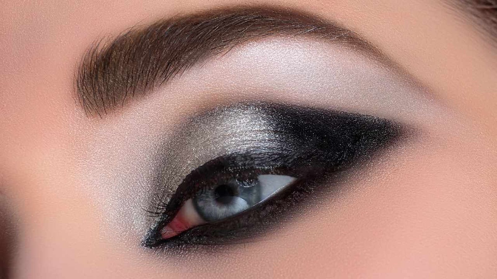 Resultado final del maquillaje de ojos ahumado en negro y plata