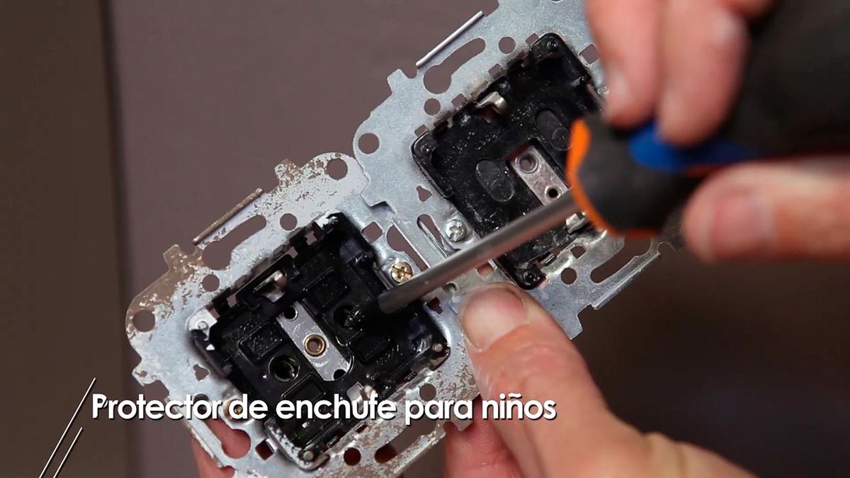 Protector de enchufes para niños paso 2
