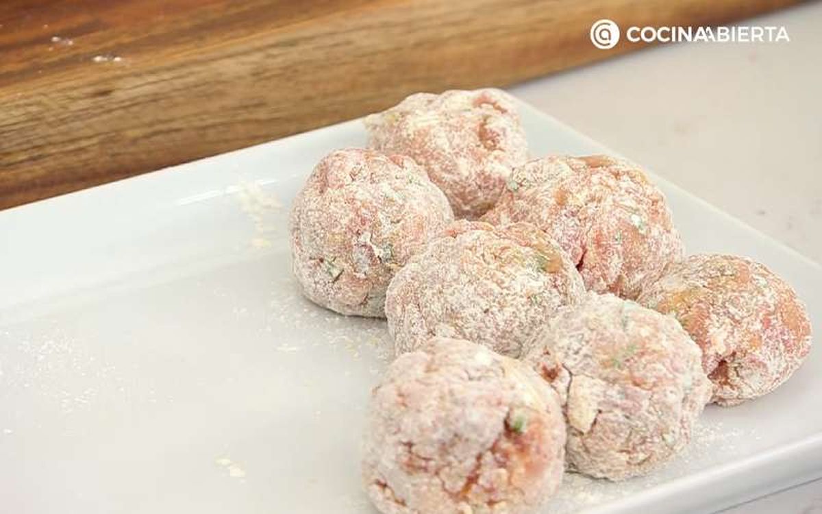 Forma las albóndigas y pásalas por harina