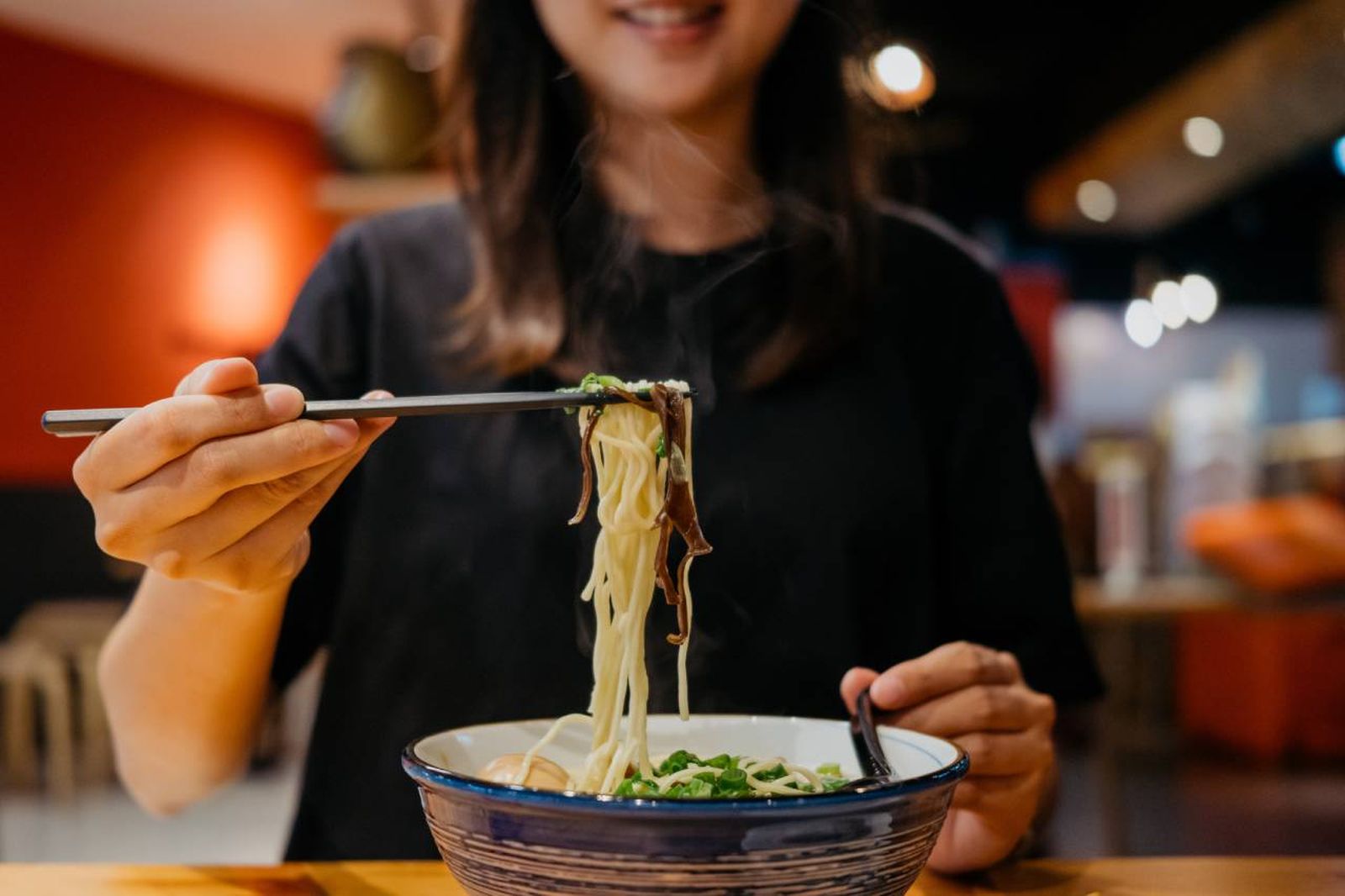 Los fideos típicos de la cocina japonesa (soba, udon, ramen) se comen con palillos