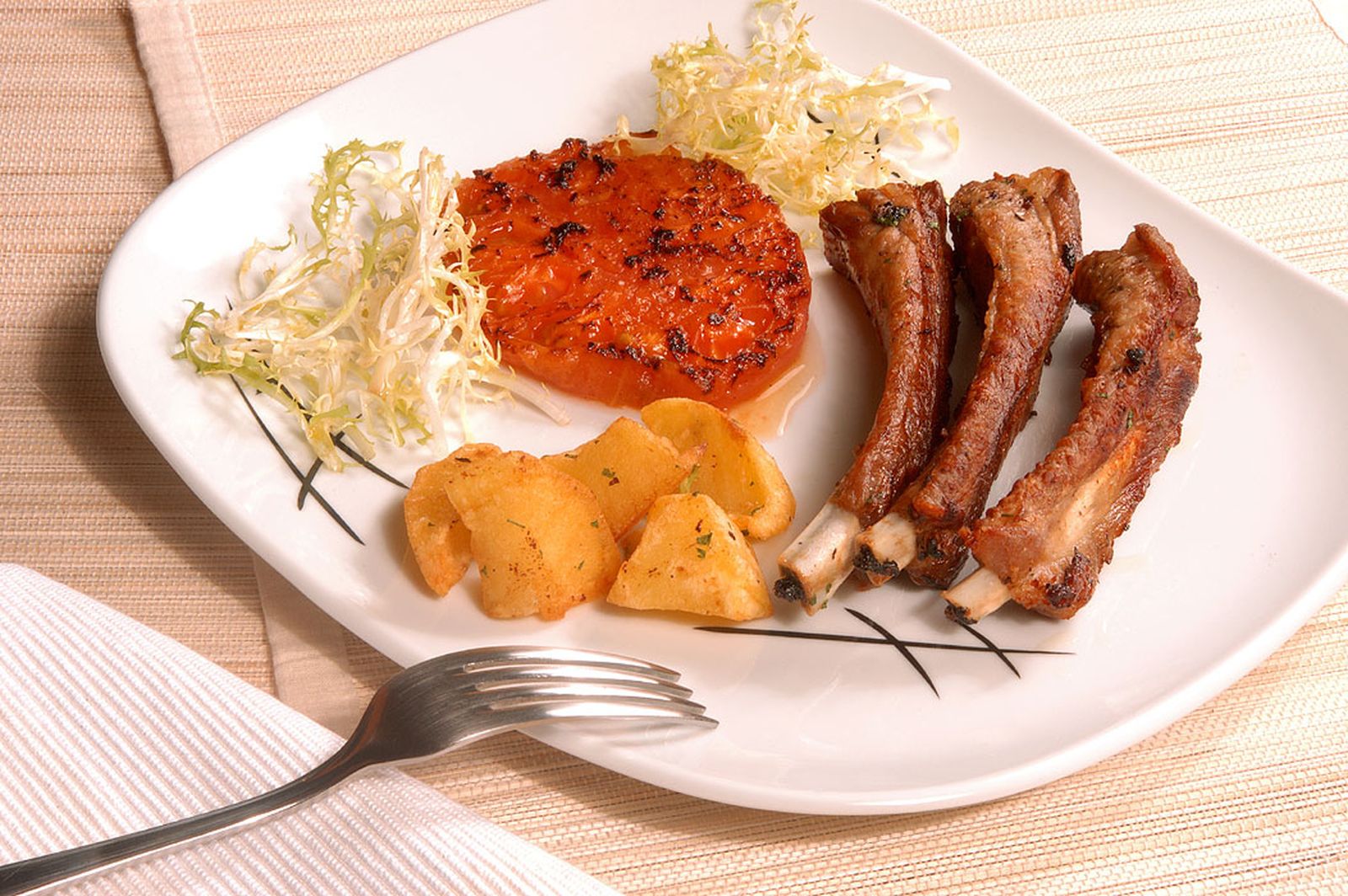 Costilla de cerdo con patatas salvajes