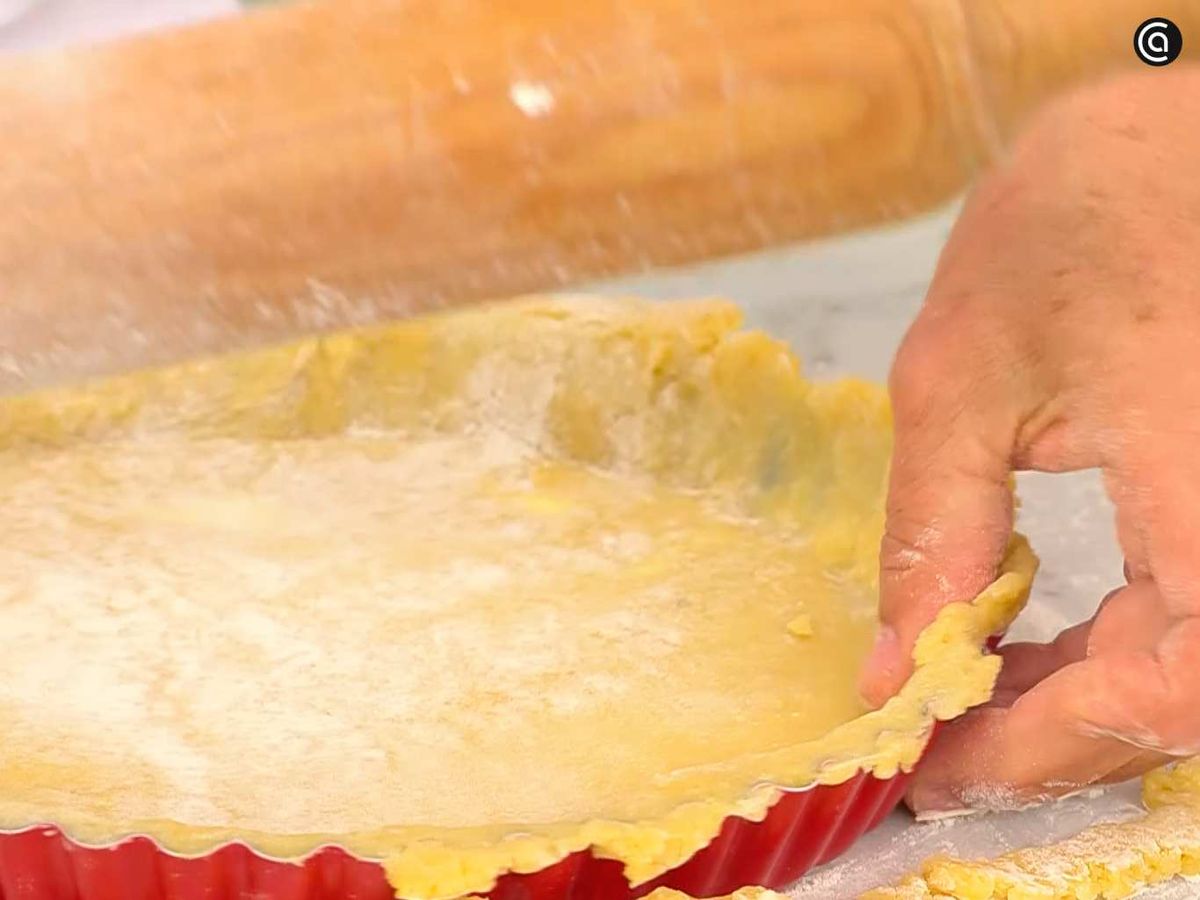 Estira y cubre el molde con la masa