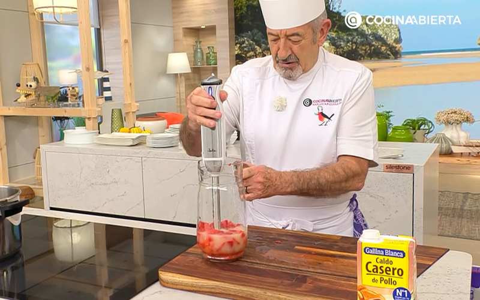 Tritura el pimiento rojo para la salsa