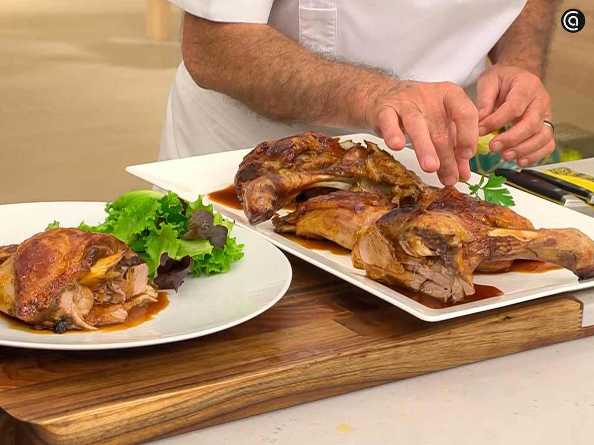 Sirve la paletilla de cordero con ensalada de lechuga y cebolleta