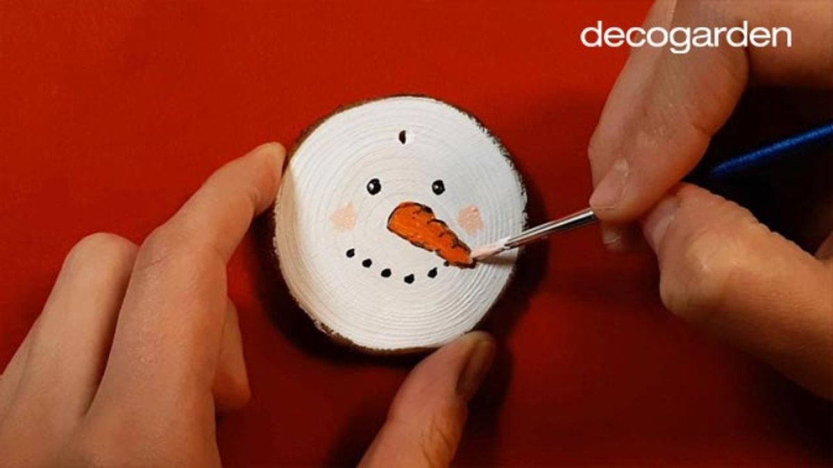 Añadir detalles y sombras al muñeco de nieve.