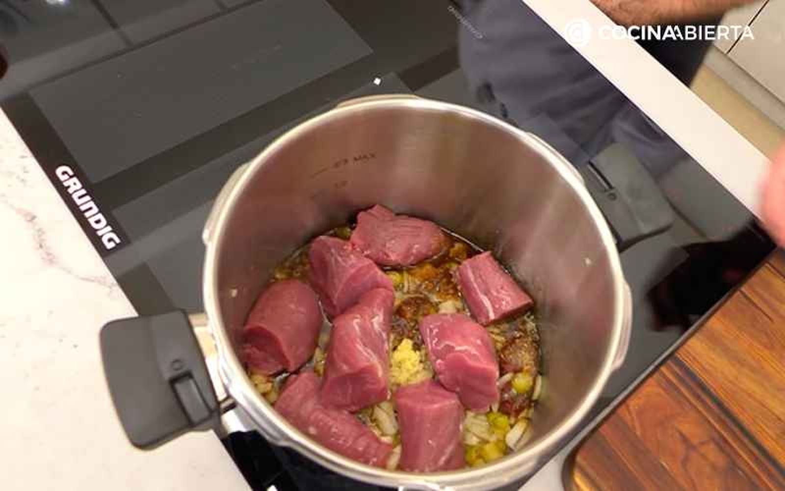 Añade el solomillo de cerdo
