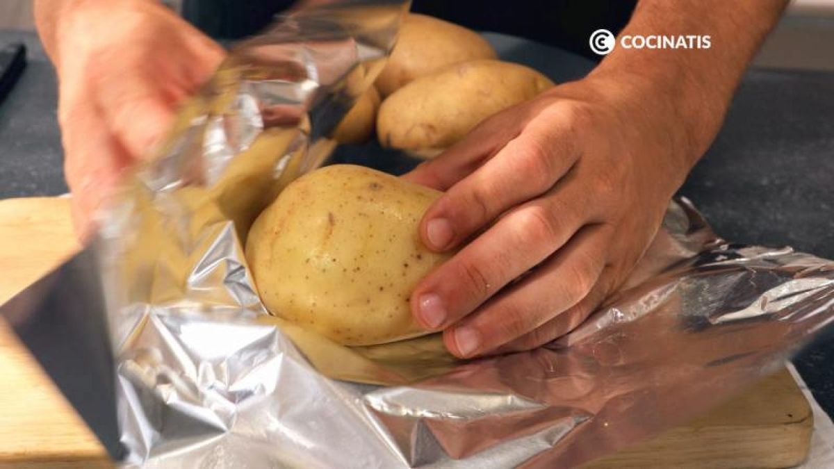 Envuelve las patatas en papel de aluminio