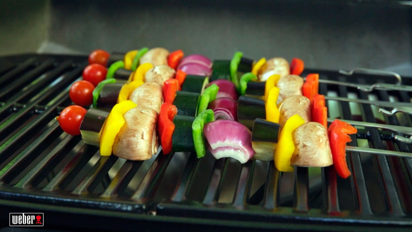 Brochetas de verduras en barbacoa
