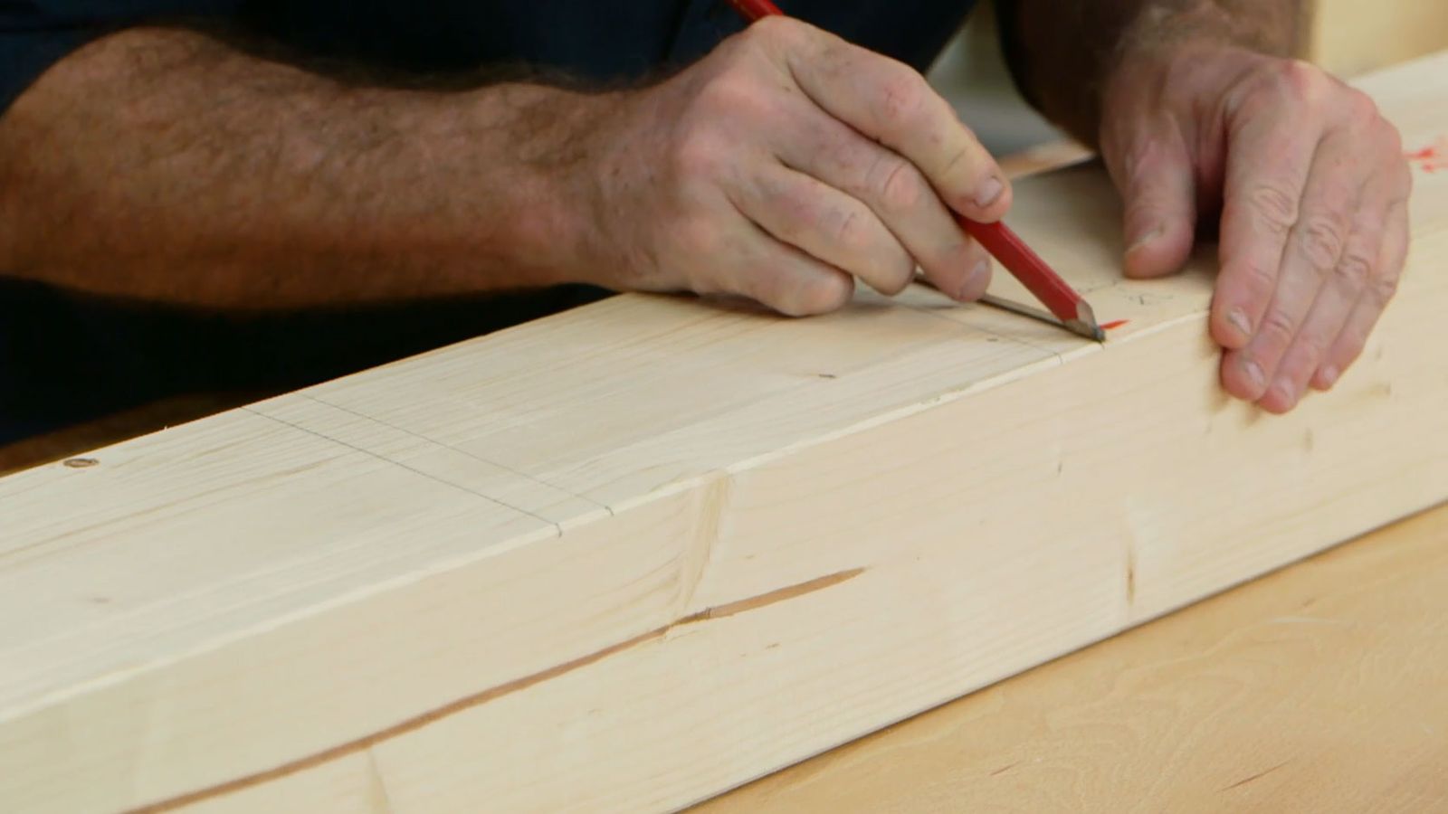 Cómo hacer una escalera de madera para el altillo paso 4