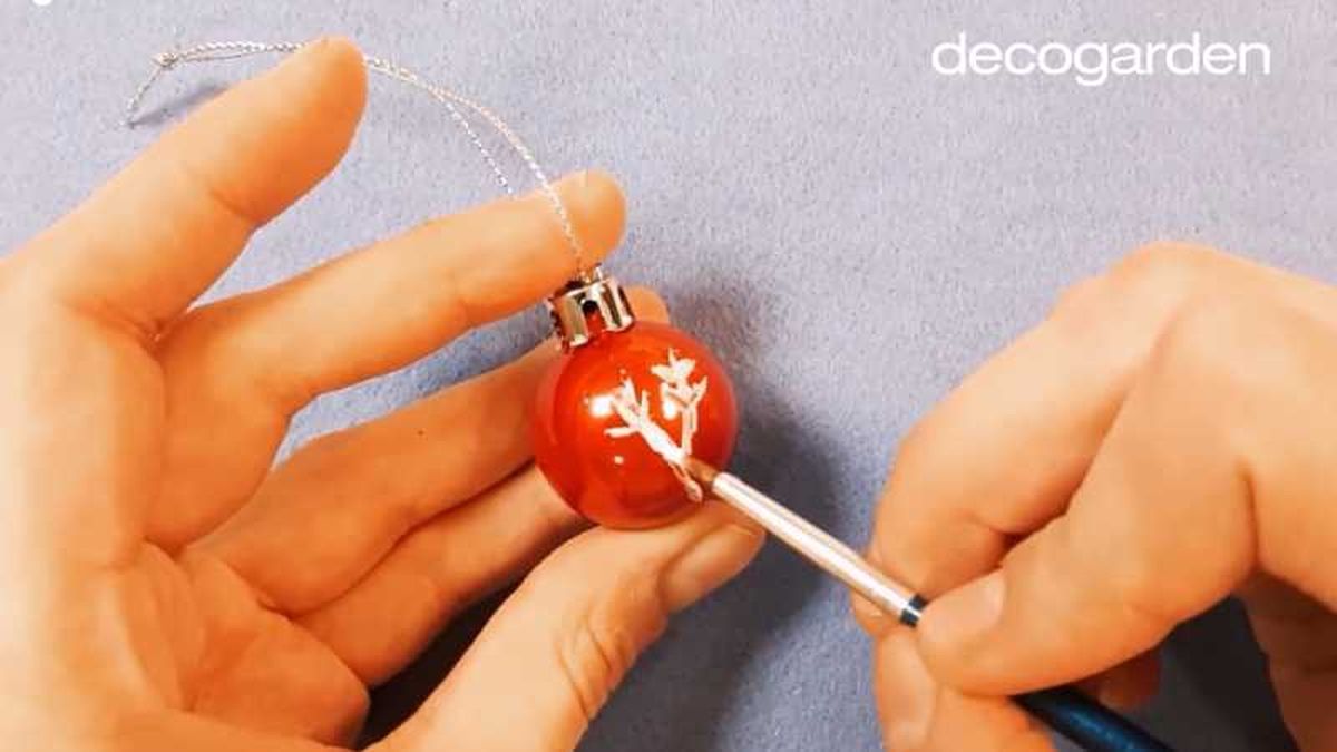 Pintar las líneas principales de un copo de nieve en la bola.