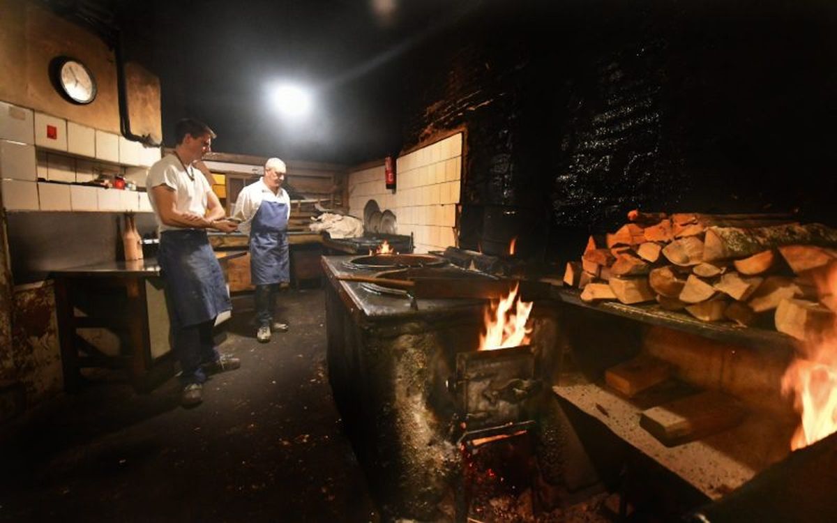 En la churrería La Mañueta utilizan madera de haya para freír los churros