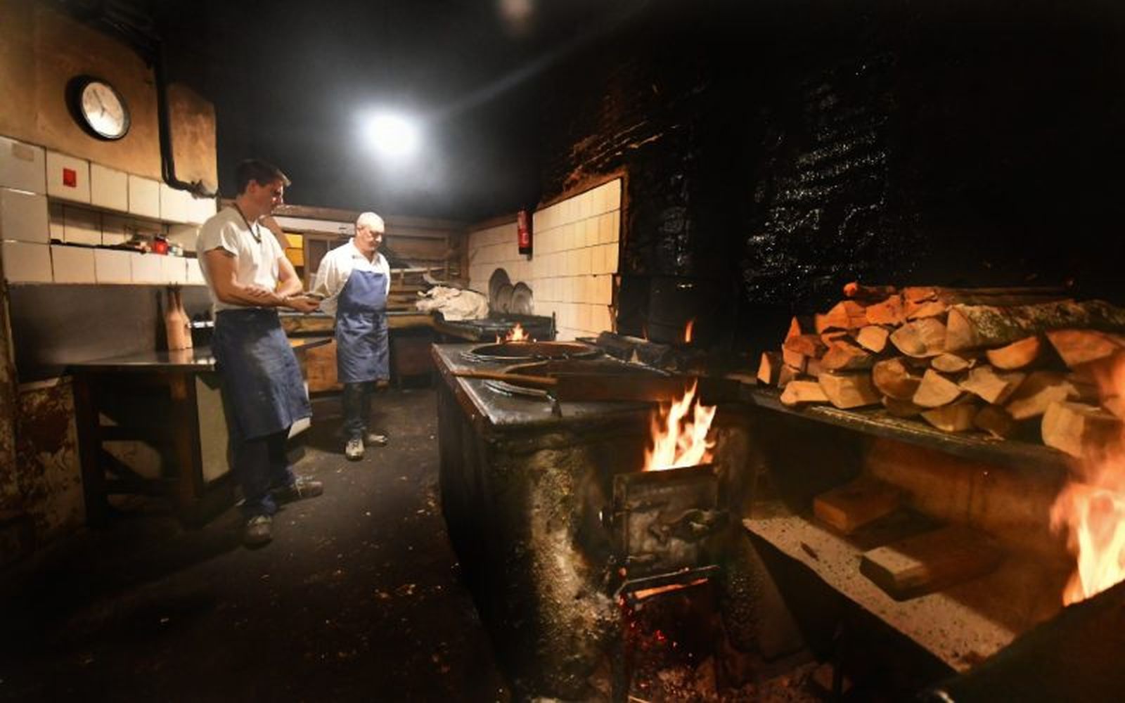 En la churrería La Mañueta utilizan madera de haya para freír los churros