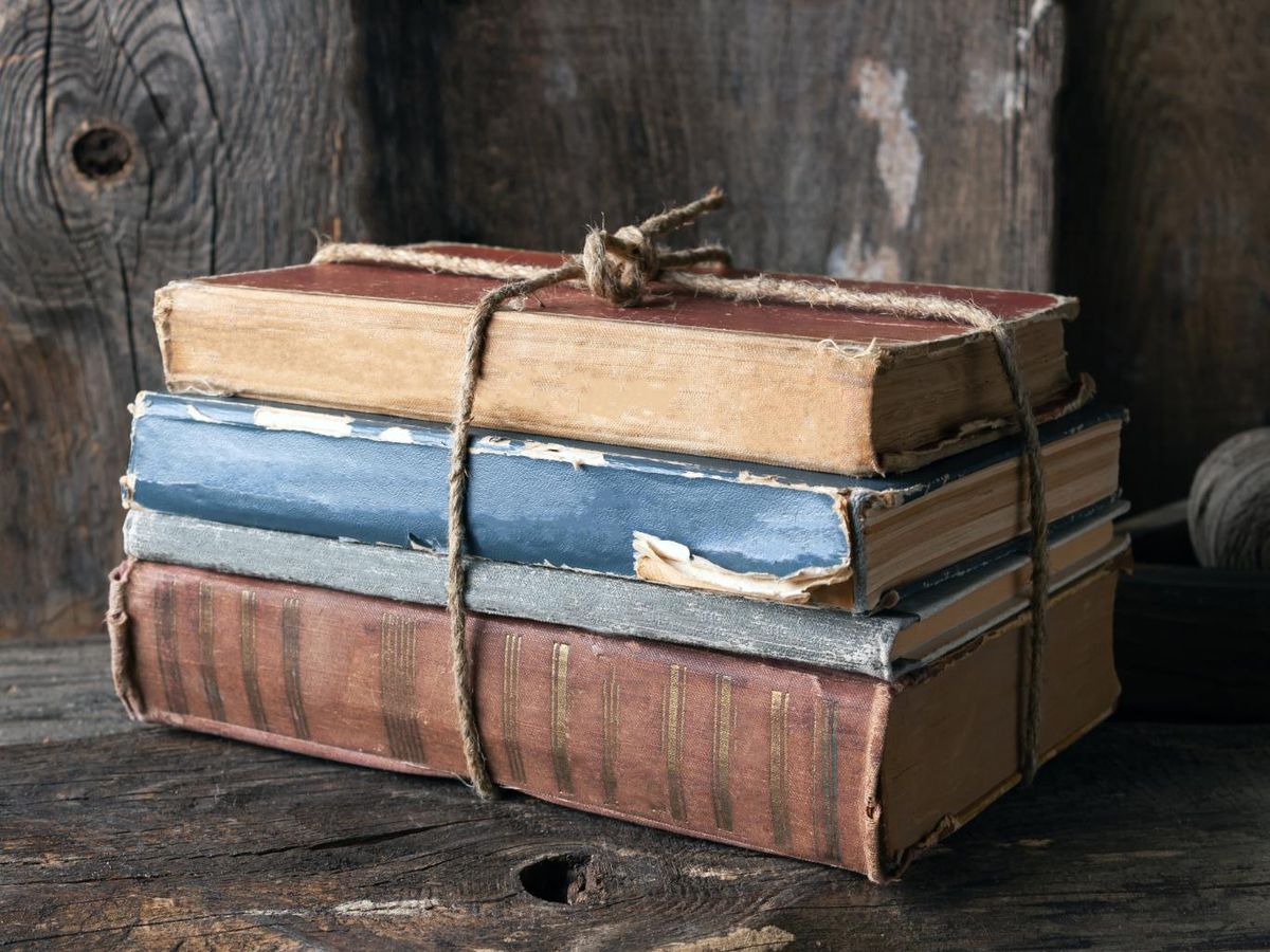 Los libros antiguos deteriorados a veces producen olor a humedad.