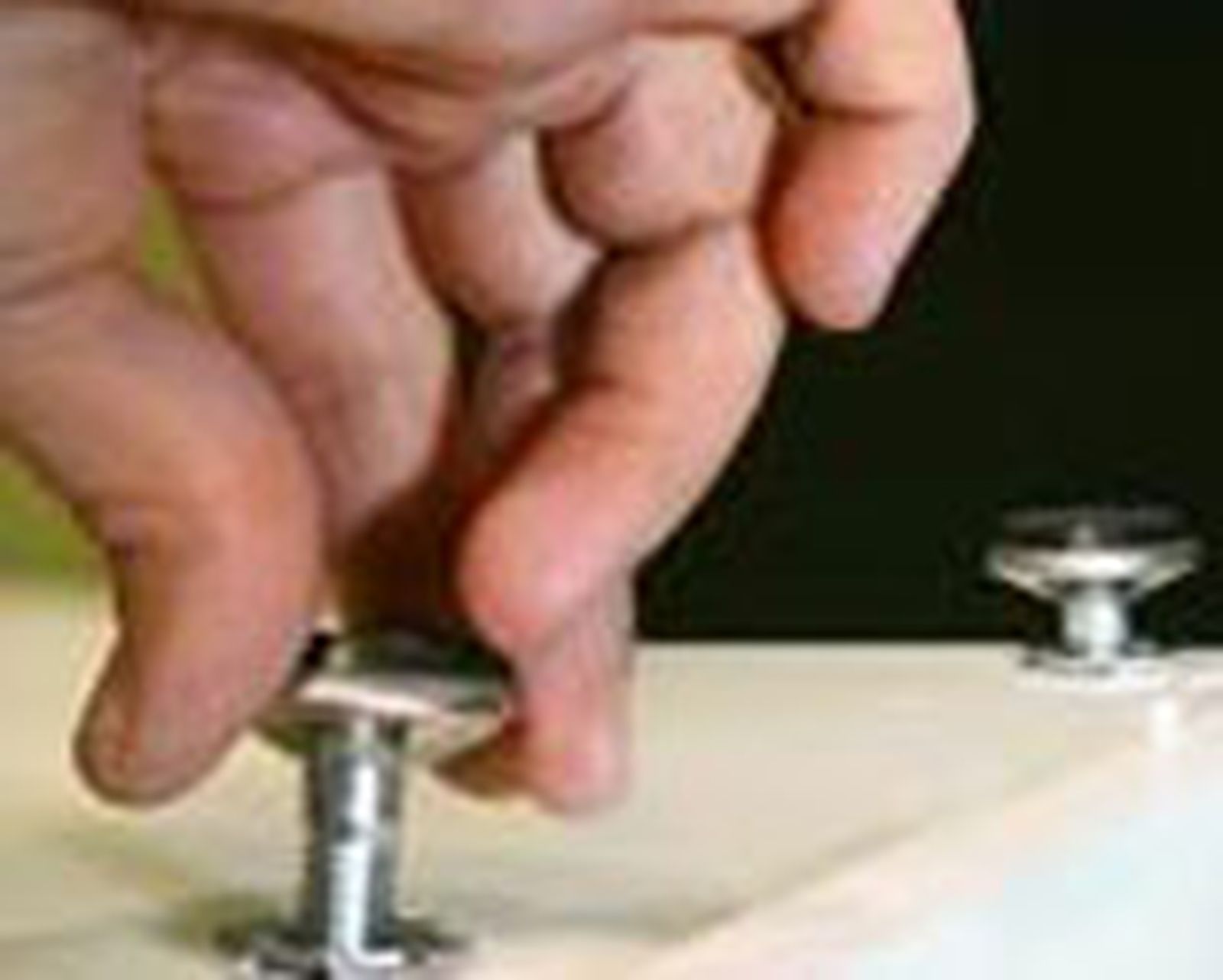 Brico 0487 2 colocacion pata roscada niveladora paso 5