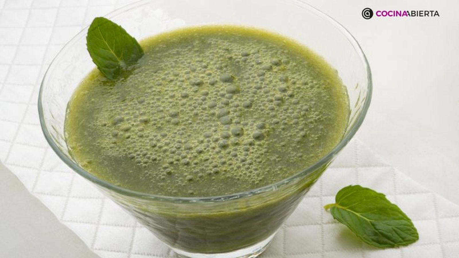 Batido casero de lechuga, manzana y lima, perfecto en primavera