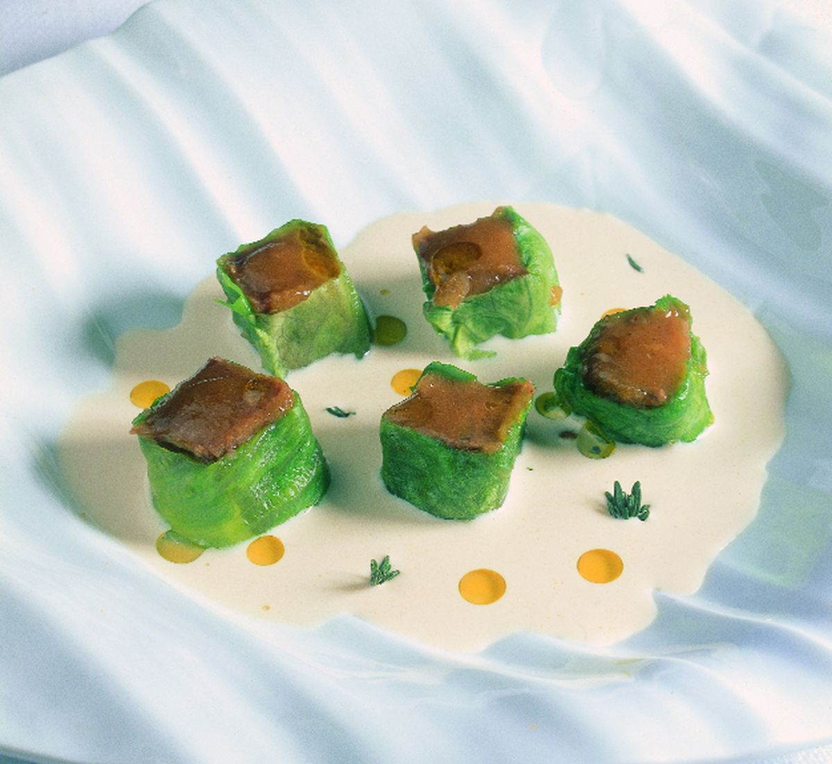 Sopa de castañas con carrilleras de cerdo ibérico envueltas en lechuga