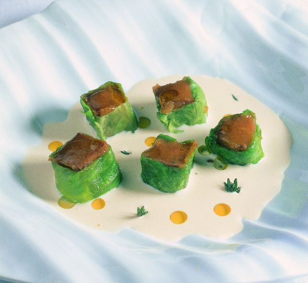 Sopa de castañas con carrilleras de cerdo ibérico envueltas en lechuga